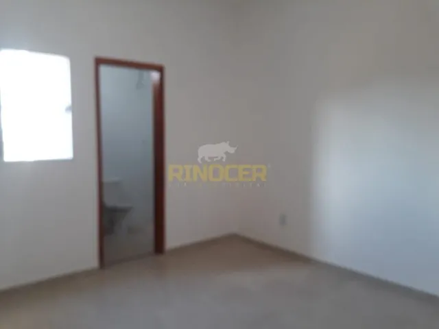 Imagem: O apartamento possui 2 Dormitórios, 1 Suíte, 1 Banheiro,