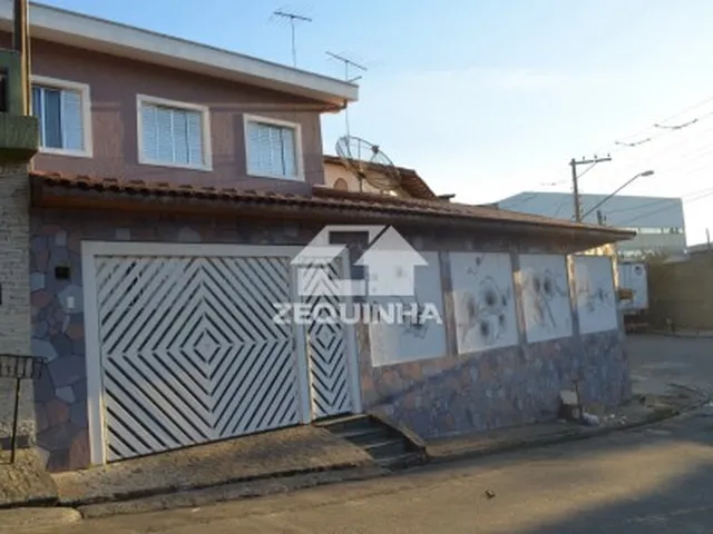 Imagem: A casa possui 4 Dormitórios, 1 Suíte, 2 Banheiros, 5