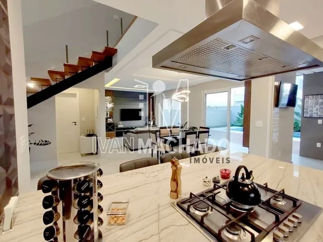 Imagem 2: Venha Morar Nessa Luxuosa Casa com 5 Quartos 4 Suítes em Condomínio Fechado À Venda