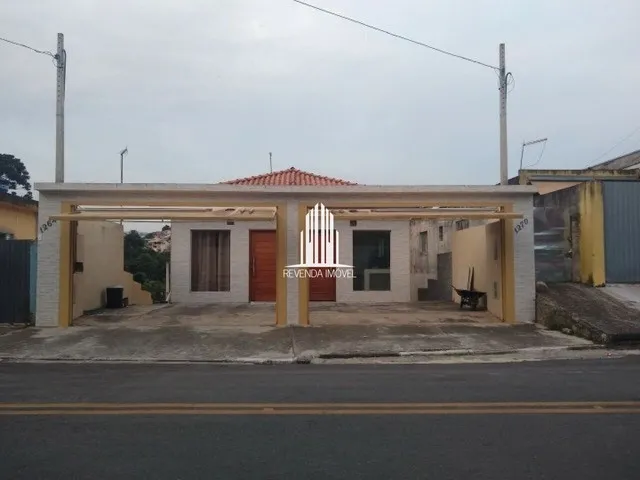 Imagem: A casa possui 3 Dormitórios, 1 Suíte, 2 Banheiros, 4