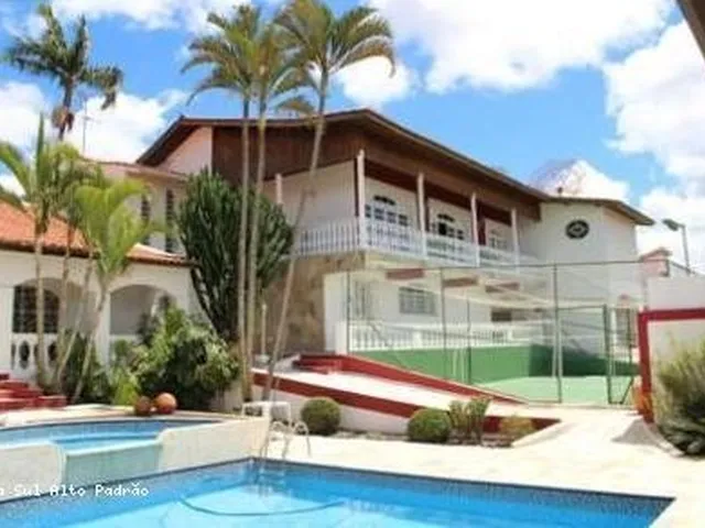 Imagem: A casa possui 3 Dormitórios, 3 Suítes, 5 Banheiros, 4