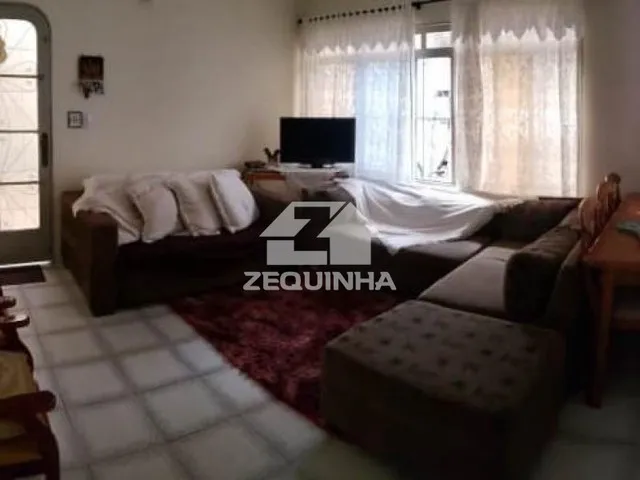 Imagem: A casa possui 3 Dormitórios, 3 Banheiros, 4 Vagas na