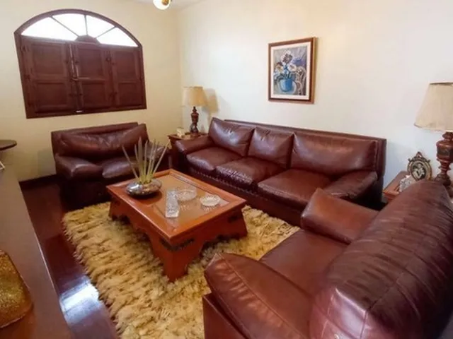 Imagem 2: Casa com 4 Quartos (2 Suítes) e 3 Vagas de Garagem, À Venda no Manoel Honório, Juiz De