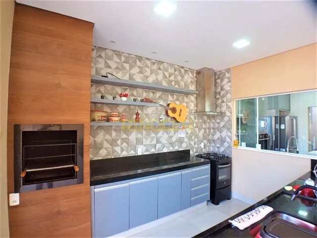 Imagem: A casa possui 4 Dormitórios, 1 Suíte, 4 Banheiros, 5