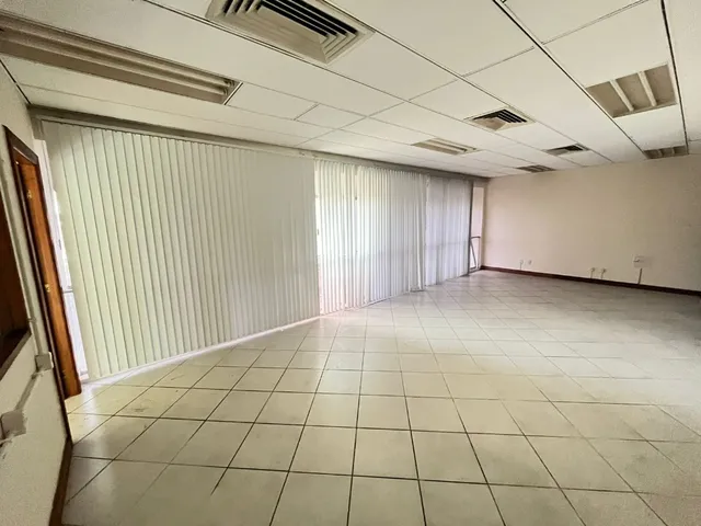Imagem 4: Sala Comercial para Alugar com Banheiro e Copa no Comércio 74M2