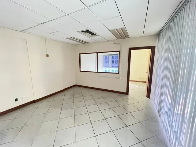 Imagem 6: Sala Comercial para Alugar com Banheiro e Copa no Comércio 74M2