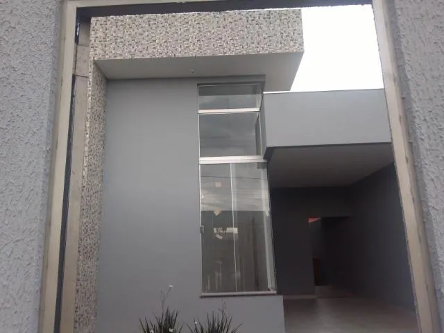 Imagem: A casa possui 3 Dormitórios, 2 Banheiros, 2 Vagas na