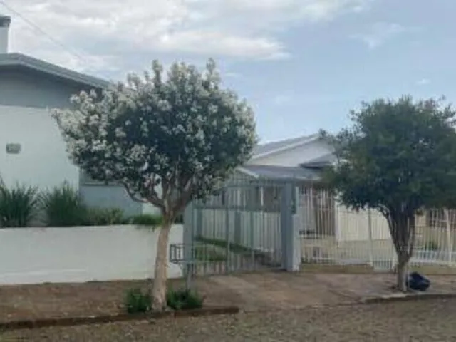Imagem: A casa possui 3 Dormitórios, 3 Banheiros, 288m² de Área,