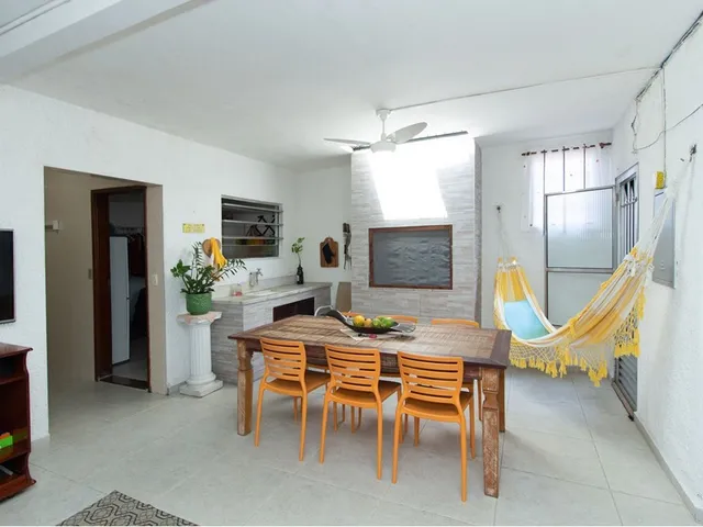 Imagem: A casa possui 3 Dormitórios, 1 Suíte, 3 Banheiros, 2