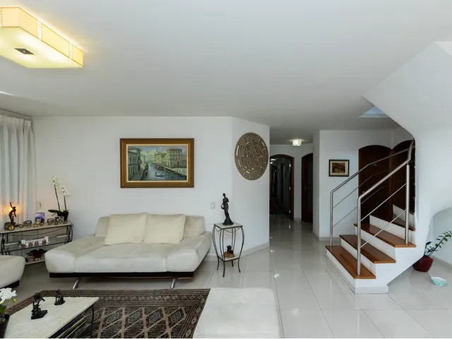 Imagem: A casa possui 5 Dormitórios, 3 Suítes, 7 Banheiros, 4