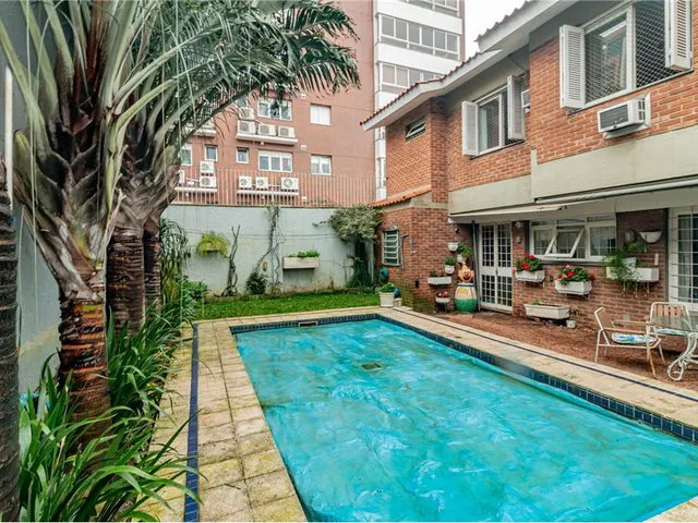 Imagem: A casa possui 6 Dormitórios, 2 Suítes, 6 Banheiros, 5