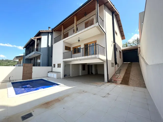 Imagem: A casa possui 5 Dormitórios, 4 Suítes, 4 Banheiros, 14