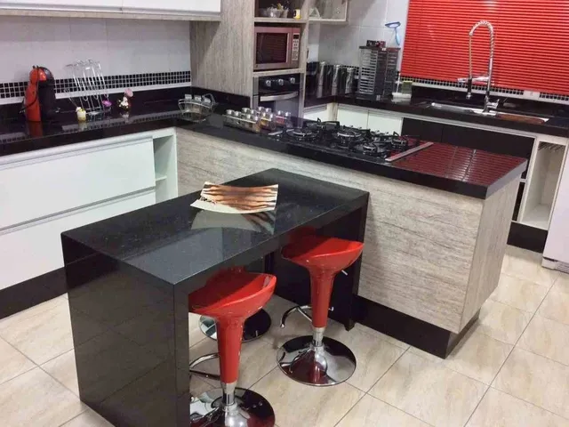 Imagem: A casa possui 3 Dormitórios, 3 Suítes, 5 Banheiros, 3