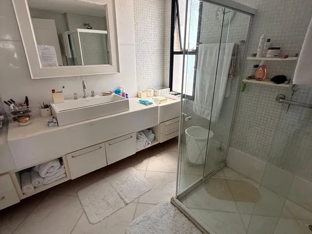 Imagem 6: Exclusividade no Corredor da Vitória: 3 Suítes, 4 Vagas e Píer Privativo