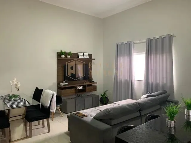 Imagem: A casa possui 3 Dormitórios, 1 Suíte, 1 Banheiro, 2 Vagas