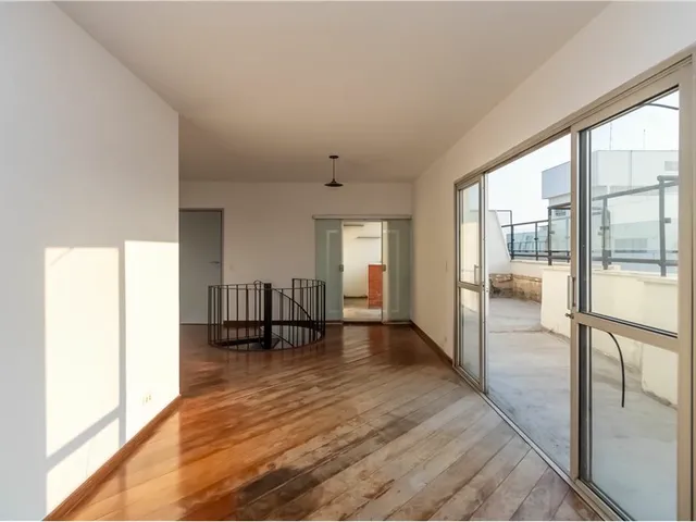 Imagem: A casa possui 5 Dormitórios, 3 Suítes, 5 Banheiros, 4