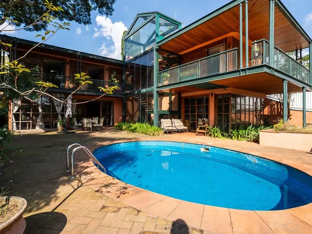 Imagem: A casa possui 4 Dormitórios, 4 Suítes, 10 Banheiros, 5