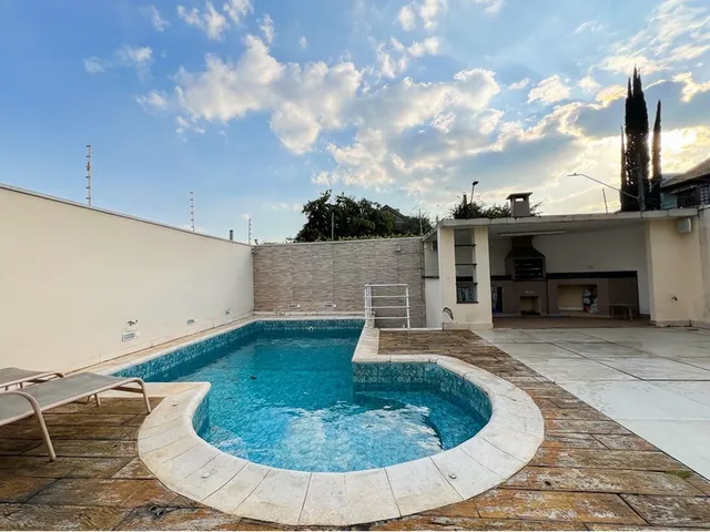 Imagem: A casa possui 4 Dormitórios, 4 Suítes, 5 Banheiros, 4