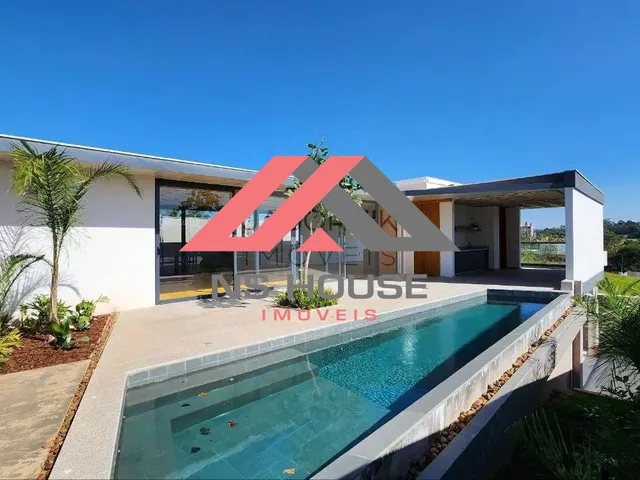Imagem: A casa possui 3 Dormitórios, 3 Suítes, 5 Banheiros, 4