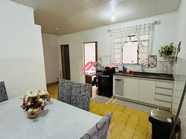 Imagem: A casa possui 3 Dormitórios, 1 Banheiro, 2 Vagas na
