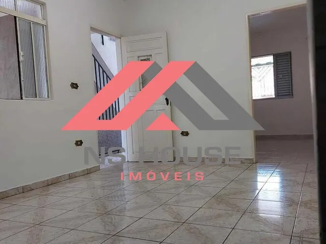 Imagem: A casa possui 4 Dormitórios, 2 Banheiros, 2 Vagas na