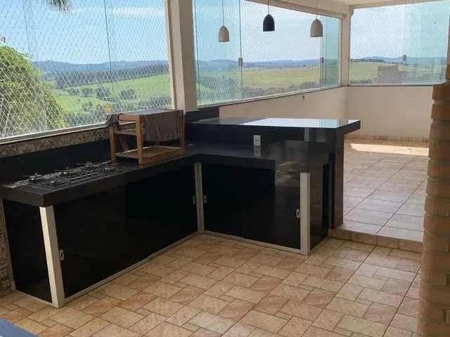Imagem: A casa possui 3 Dormitórios, 3 Banheiros, 2 Vagas na