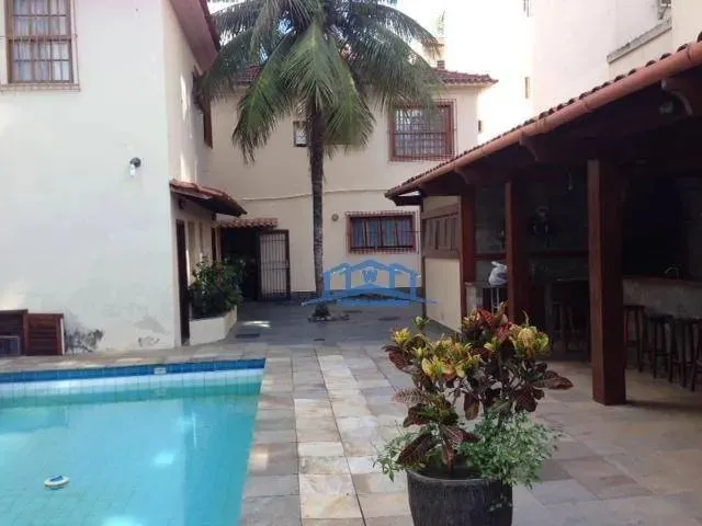 Imagem: A casa possui 5 Dormitórios, 4 Suítes, 5 Banheiros, 4