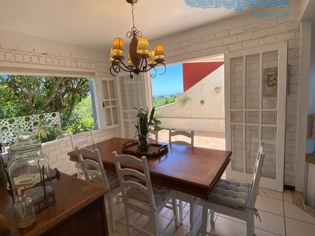 Imagem 2: Imóvel no Village Garopaba: Casa com 4 Quartos, 1 Suíte, 2 Salas e 5 Vagas de Garagem, a 2Km da Praia Central