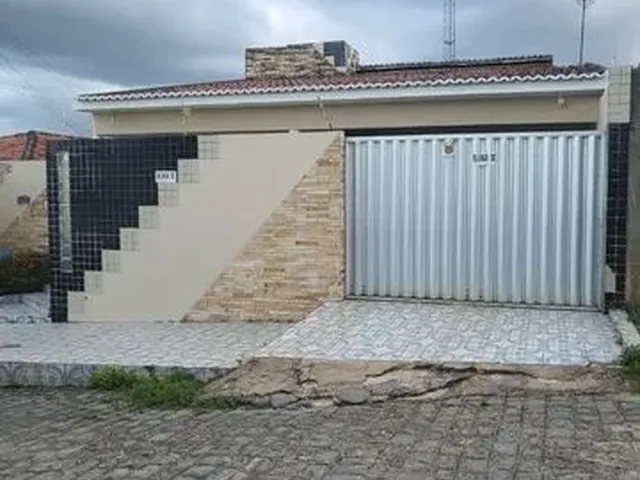 Imagem: A casa possui 3 Dormitórios, 1 Suíte, 2 Banheiros, 3