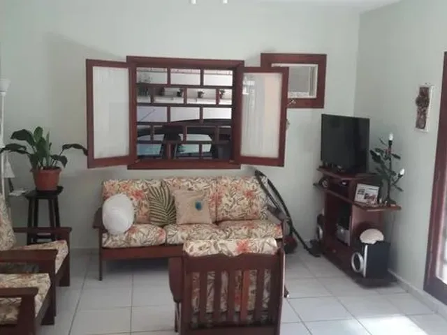 Imagem: A casa possui 4 Dormitórios, 1 Suíte, 3 Banheiros, 4