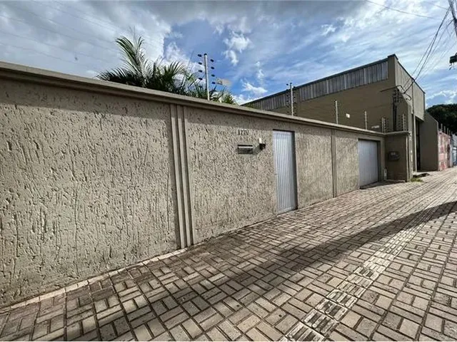 Imagem: A casa possui 4 Dormitórios, 1 Suíte, 1 Banheiro, 3 Vagas