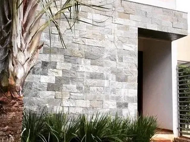 Imagem: A casa possui 3 Dormitórios, 3 Suítes, 2 Banheiros, 85m²