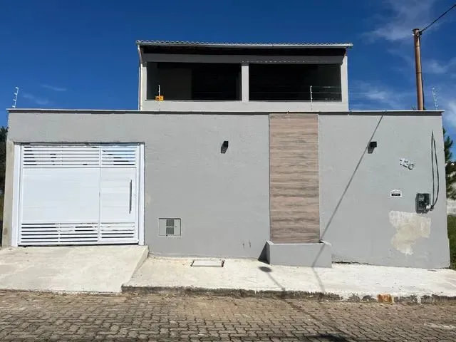 Imagem: A casa possui 2 Dormitórios, 1 Suíte, 2 Banheiros, 2