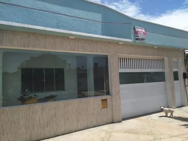 Imagem: A casa possui 3 Dormitórios, 2 Banheiros, 1 Vaga na