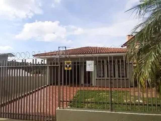 Imagem: A casa possui 3 Dormitórios, 1 Suíte, 1 Banheiro, 2 Vagas