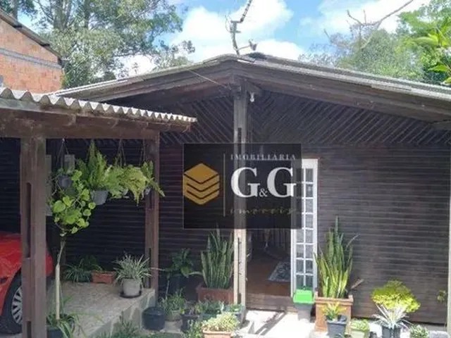 Imagem: A casa possui 3 Dormitórios, 2 Banheiros, 1 Vaga na