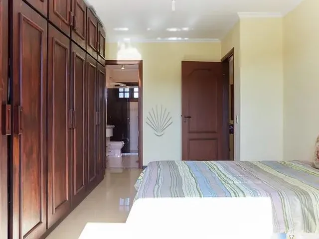 Imagem 12: Bela Residência com Espaços Amplos, Perfeito para Quem Procura Conforto e Privacidade