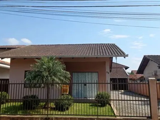 Imagem: A casa possui 3 Dormitórios, 2 Banheiros, 3 Vagas na