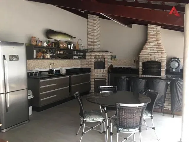 Imagem: A casa em condomínio possui 4 Dormitórios, 1 Suíte, 5