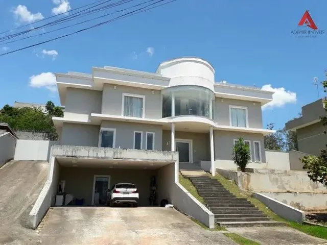 Imagem: A casa em condomínio possui 4 Dormitórios, 4 Suítes, 4