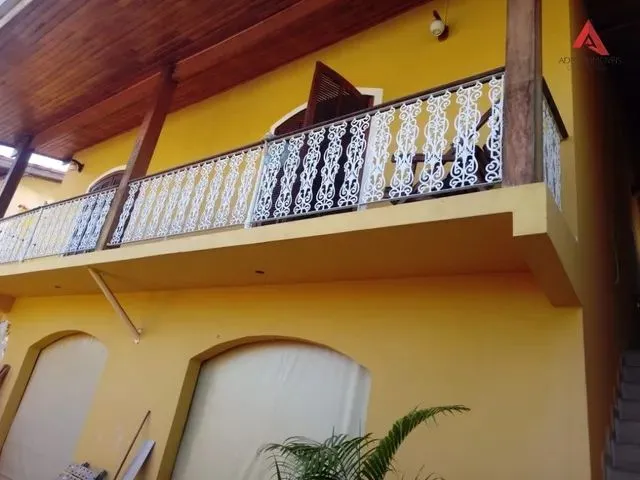 Imagem: A casa possui 4 Dormitórios, 1 Suíte, 3 Banheiros, 5