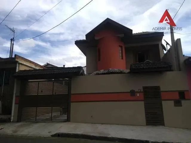Imagem: A casa possui 4 Dormitórios, 1 Suíte, 1 Banheiro, 4 Vagas