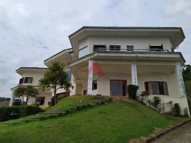 Imagem: A casa em condomínio possui 5 Dormitórios, 3 Suítes, 5