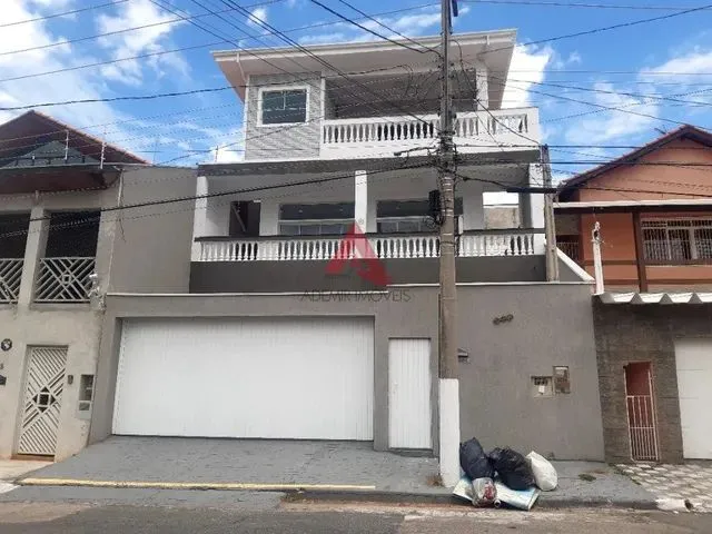 Imagem: A casa possui 5 Dormitórios, 2 Suítes, 4 Banheiros, 4