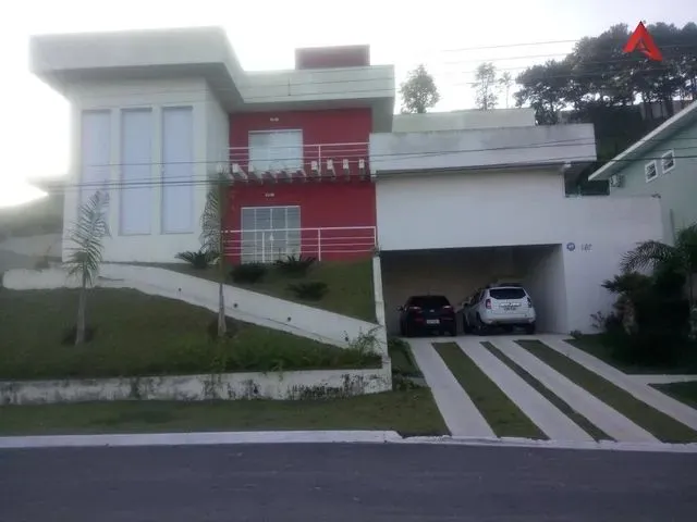 Imagem: A casa em condomínio possui 4 Dormitórios, 3 Banheiros, 2