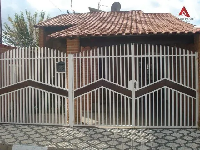 Imagem: A casa possui 3 Dormitórios, 1 Suíte, 2 Banheiros, 1 Vaga