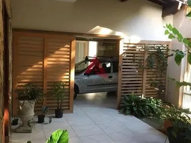 Imagem: A casa possui 2 Dormitórios, 2 Suítes, 3 Banheiros,