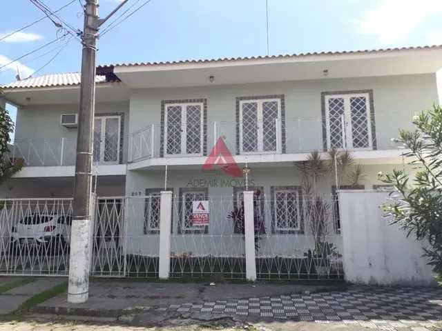 Imagem: A casa possui 4 Dormitórios, 1 Suíte, 3 Banheiros, 5