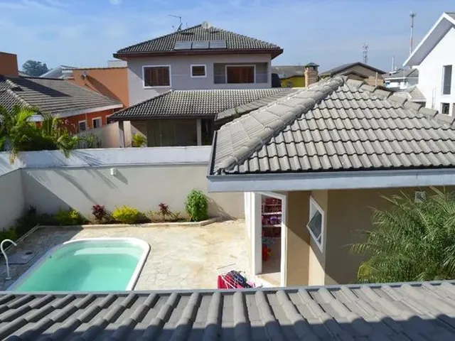 Imagem: A casa em condomínio possui 3 Dormitórios, 2 Banheiros, 4