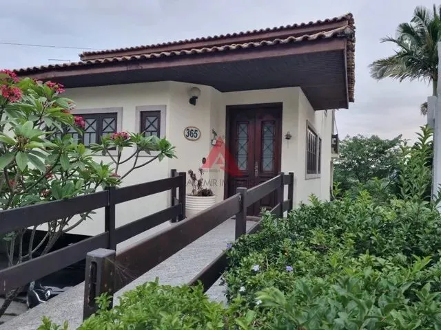 Imagem: A casa em condomínio possui 4 Dormitórios, 2 Suítes, 2